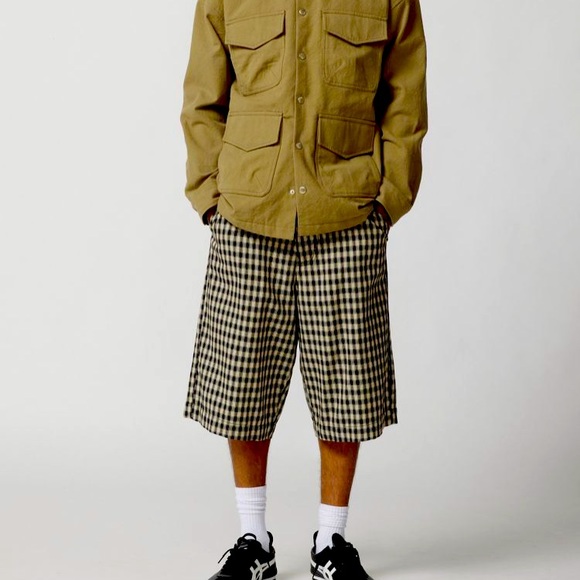 Quilted shirt jacket by BDG Adjustable hood,flapped pockets at the chest. - Picture 2 of 5